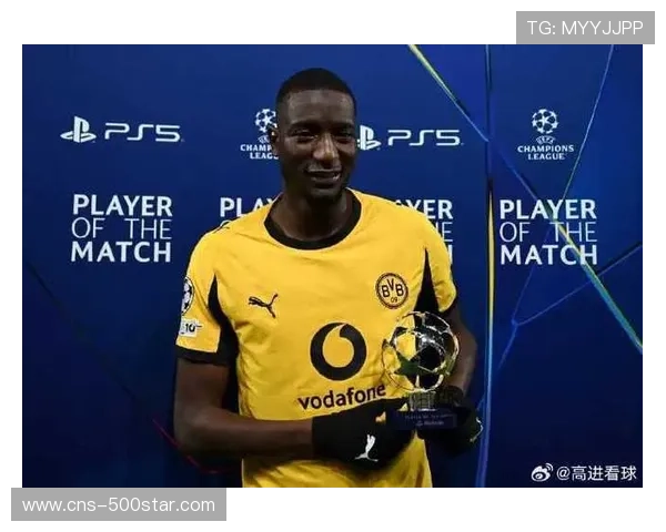 吉拉西造点后拥抱埃姆雷·詹，多特客场球迷高歌庆祝